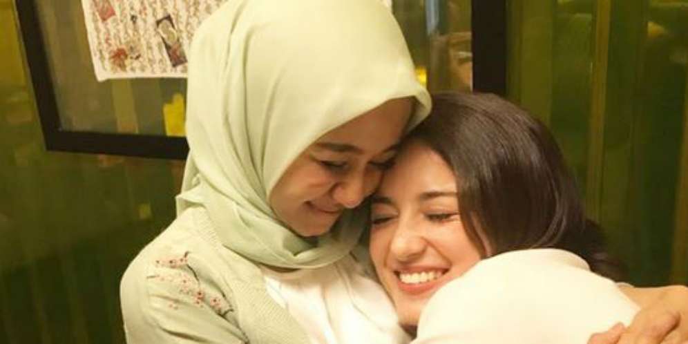 Foto Laudya Bella & Julie Estelle Bikin Heboh, Lihat Tubuhnya