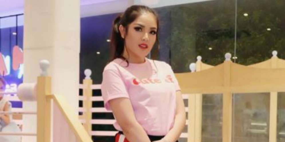 Nindy Terlihat Seperti Boneka Barbie