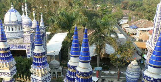 Melihat Masjid Unik Bergaya Thailand di Malang