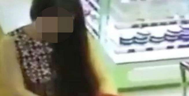 Wanita Itu Sampai Membuka...
