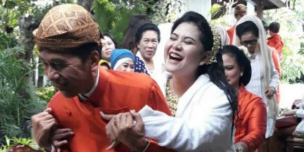 Reaksi Lucu Jokowi Saat Gendong Kahiyang Setelah Siraman