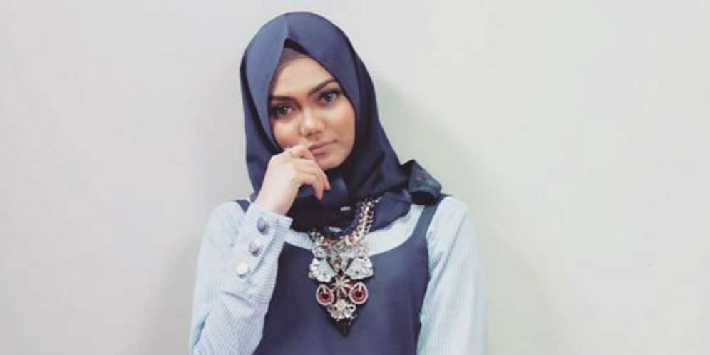 Bukti Penampilan Rina Nose Semakin Stylish Semenjak Berhijab