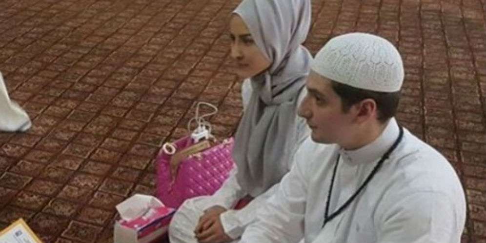 Dengan Rambut Putihnya