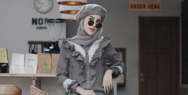Topi Baret di Mix dengan Ruffle Skirt