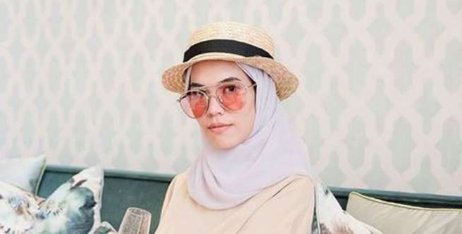 Topi Baret dan Overall Jeans