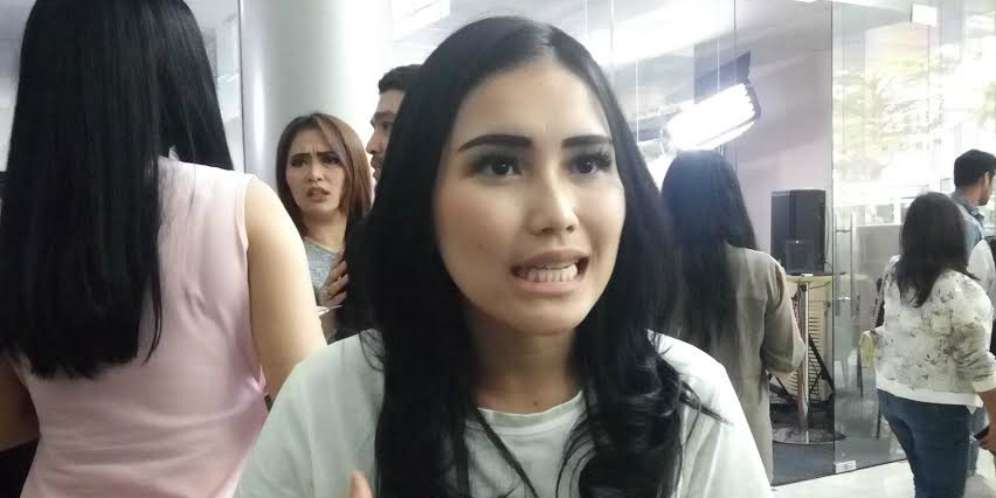 Geger! Ayu Ting Ting Kepergok Satu Mobil dengan Raffi Ahmad