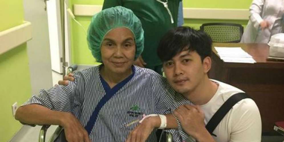 Detik-detik Ibunda Kiki Farrel Jalani Operasi Tumor Ganas