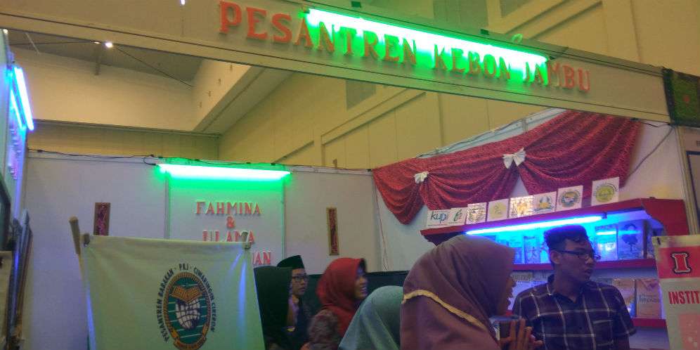 Kostumnya...