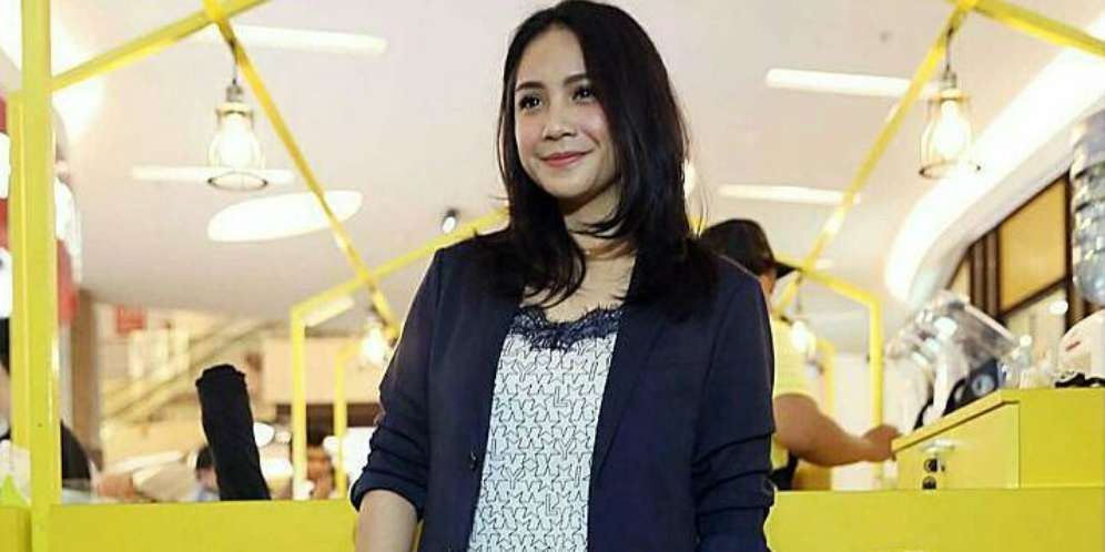 Baju Hitam Nagita Bikin Salah Fokus