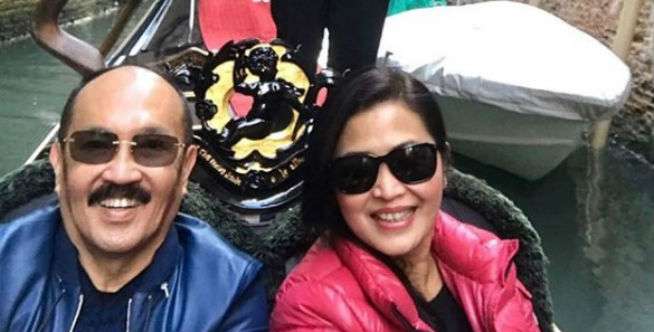 Berselfie Romantis dengan Istri