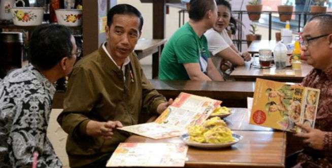 Presiden Cicipi Kerupuk Banjur dan Tahu Petis