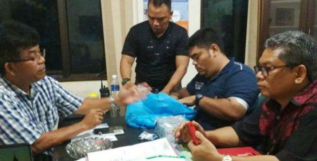 Uang Ratusan Juta Berserakan di Jalan