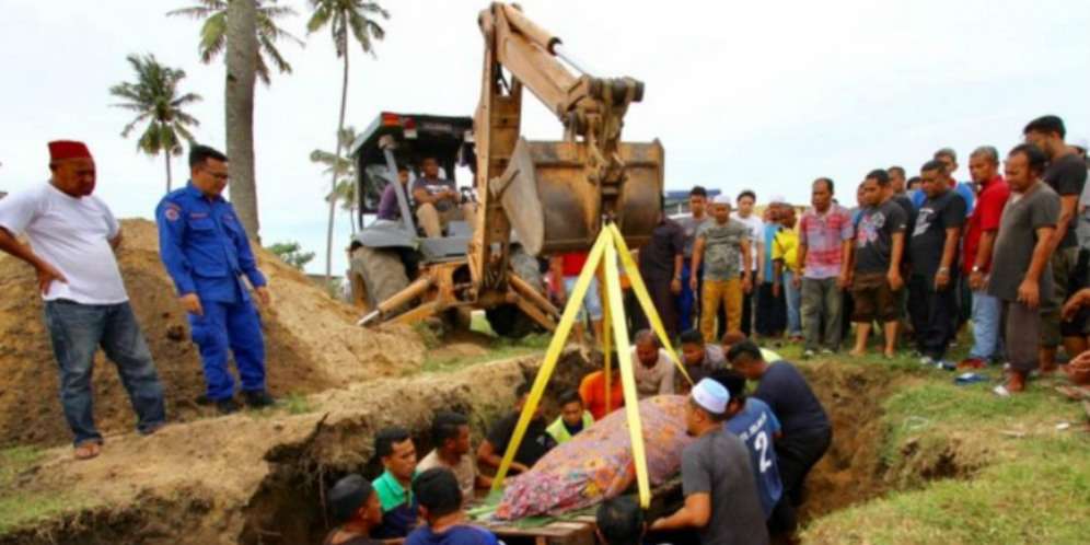 Dimakamkan dengan Back Hoe