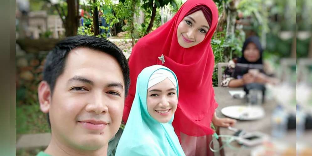 Wanita Berhijab Biru Itu Ternyata...