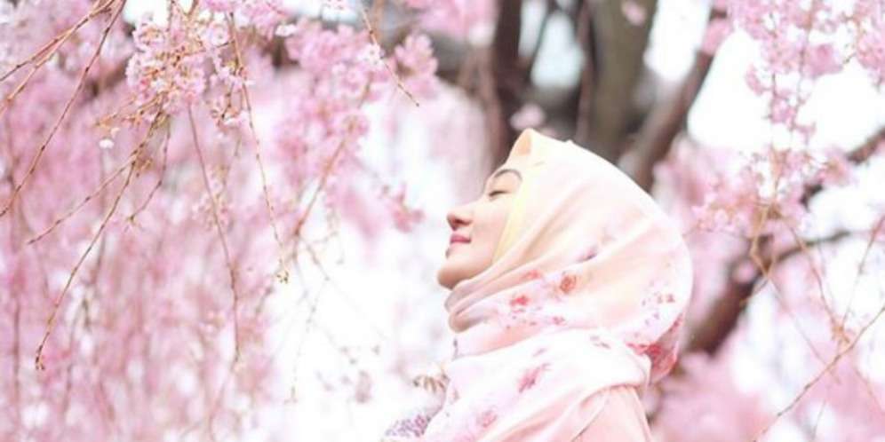 3 Foto Dian Pelangi yang Beda Banget Dari Biasanya