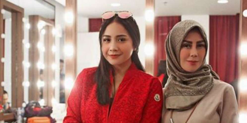 Beri Kejutan Ultah Buat Ibunda Raffi, Wajah Gigi Disorot
