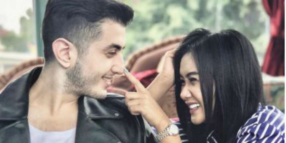 Foto Mesra Bareng Pacar, Tangan Cita Citata Bikin Gagal Fokus
