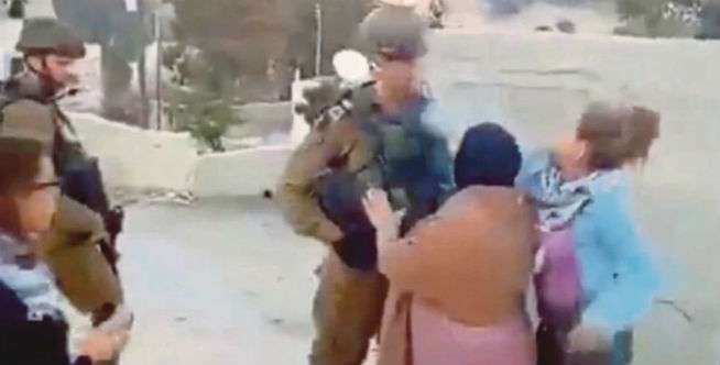 Gigit Lengan Tentara Israel