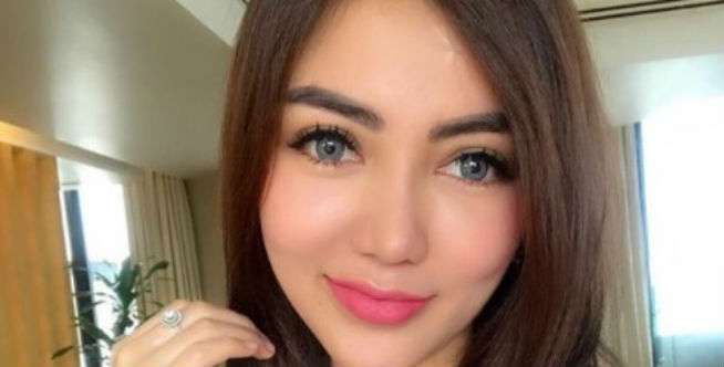 Foto Keluarganya Jadi Sorotan Netizen