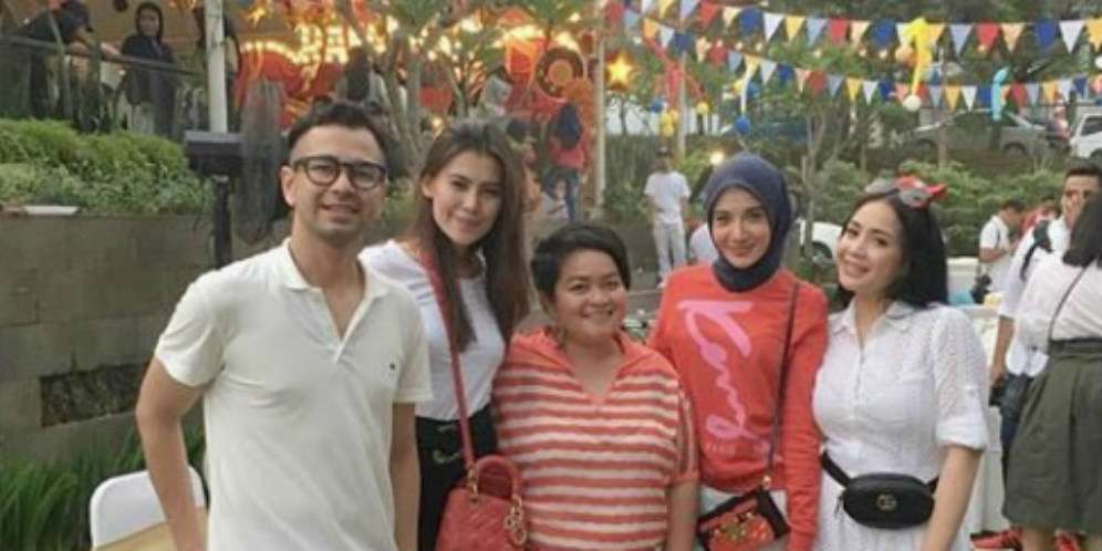 Foto Bersama Gigi, Ada yang Beda dengan Sepatu Zaskia Sungkar