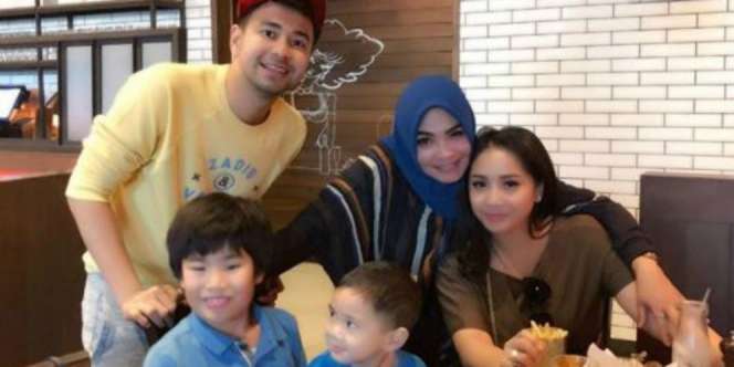 Diisukan Tak Akur, Ibunda Gigi Pamer Foto Bareng Raffi Ahmad