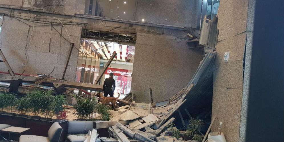 Bruk! Selasar Tower II Gedung BEI Ambruk