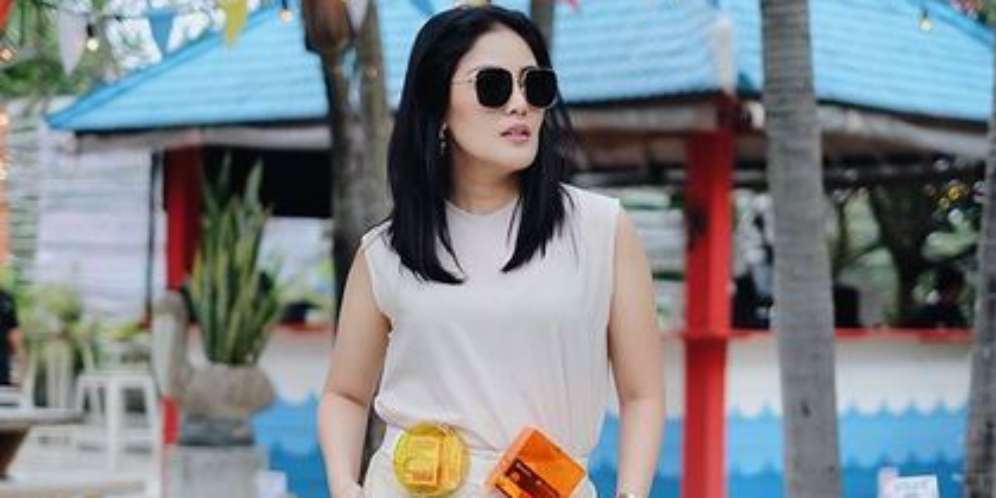 Gaya Nindy Ayunda di Awal 2018, Tas Transparan & Anting Yakult