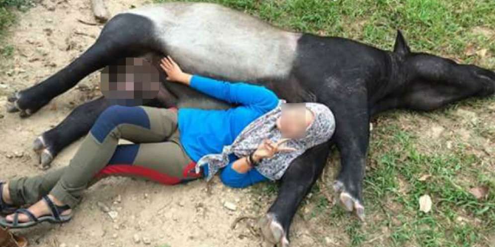 Foto Cewek Berjilbab Ini Bikin Geger, Apa yang Janggal?