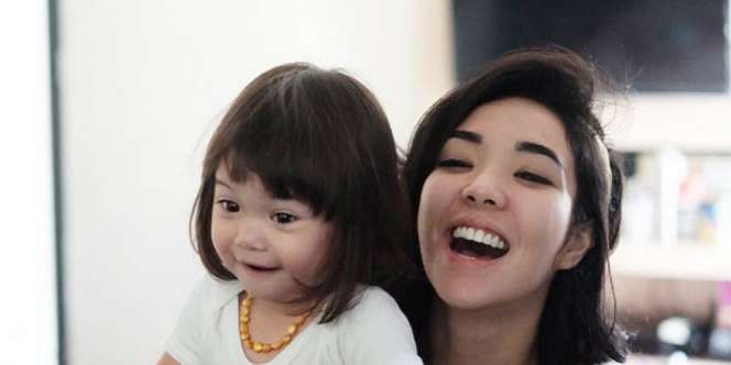Gisella Asyik Foto, Baby Gempi Malah Lihat Sosok Ini