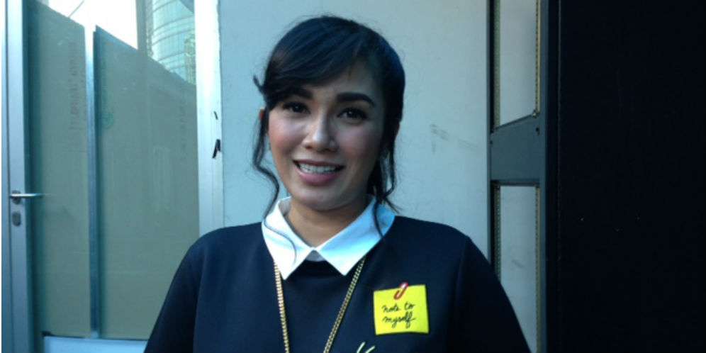 Penampilan Ussy Sulistiawaty Bikin Geger