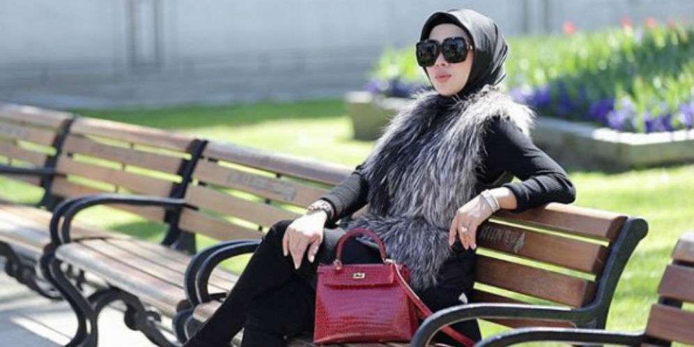Malas Jalan Kaki, Syahrini Gunakan Kursi Roda Menuju Pesawat