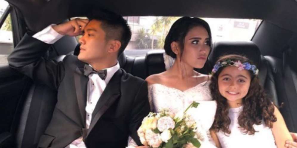 Pakai Gaun Igun, Ayu Ting Ting `Menikah` dengan Boy William