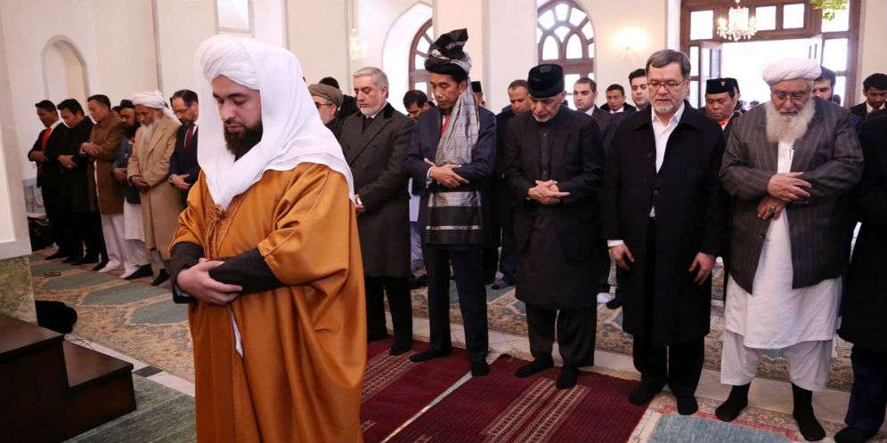 Viral Foto Jokowi Sholat di Afghanistan, Imam atau Makmum?
