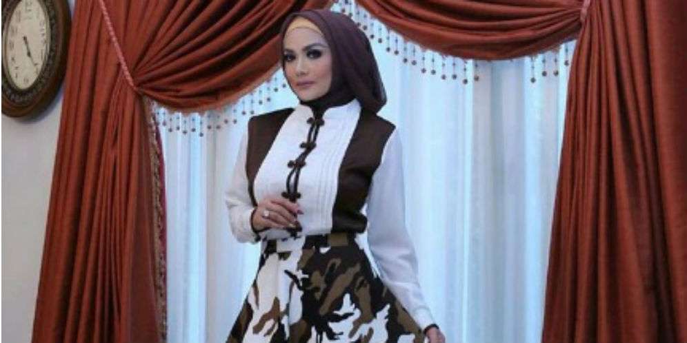 Aksi Krisdayanti, Gowes Becak Sambil Tenteng Tas Ratusan Juta