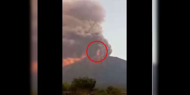 Geger Penampakan `Manusia Raksasa` Saat Gunung Agung Meletus