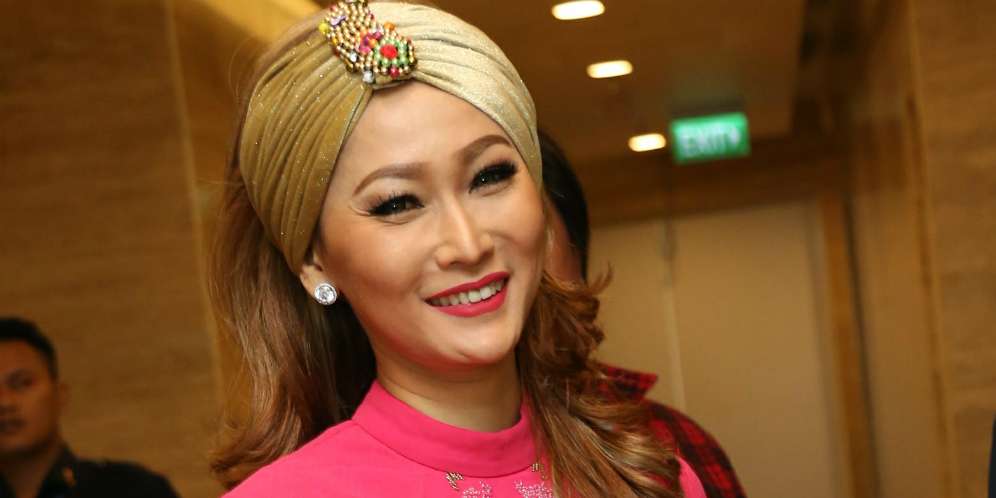 Unggah Tutorial Makeup, Video Inul Daratista Ada yang Janggal?