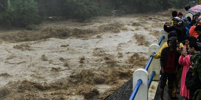 Banjir Terjang Pejaten, Wanita Stroke Terperangkap di Rumah
