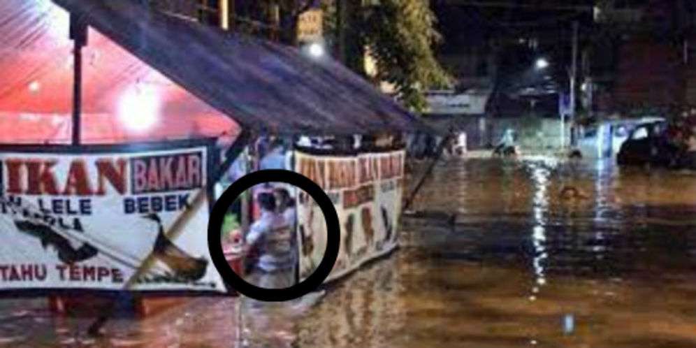 Viral! 2 Pria Makan di Warung Pecel Lele Padahal Banjir
