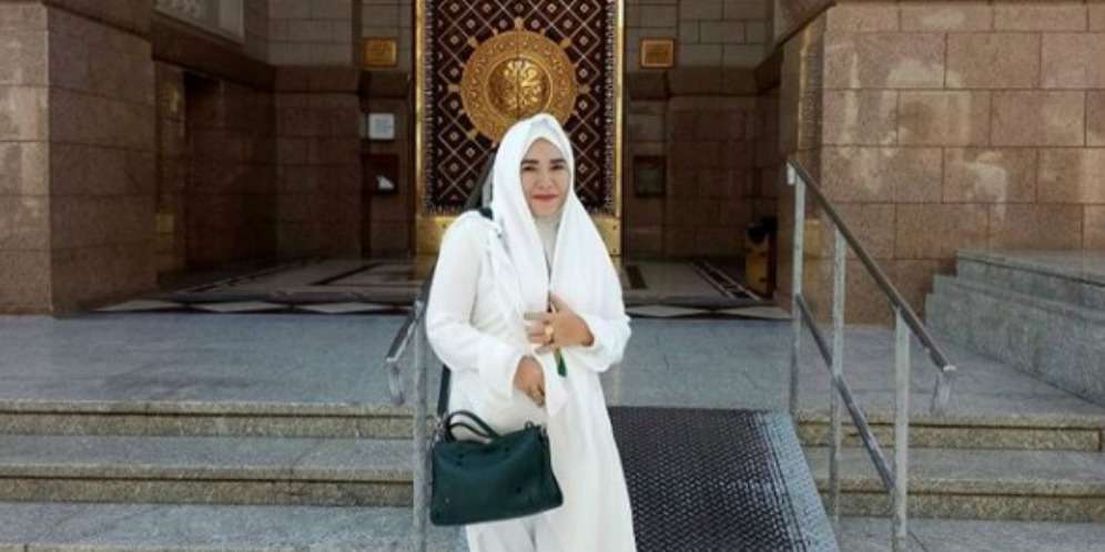 Heboh Foto Ibu Ayu Ting Ting Saat Umroh, Lihat Tangannya
