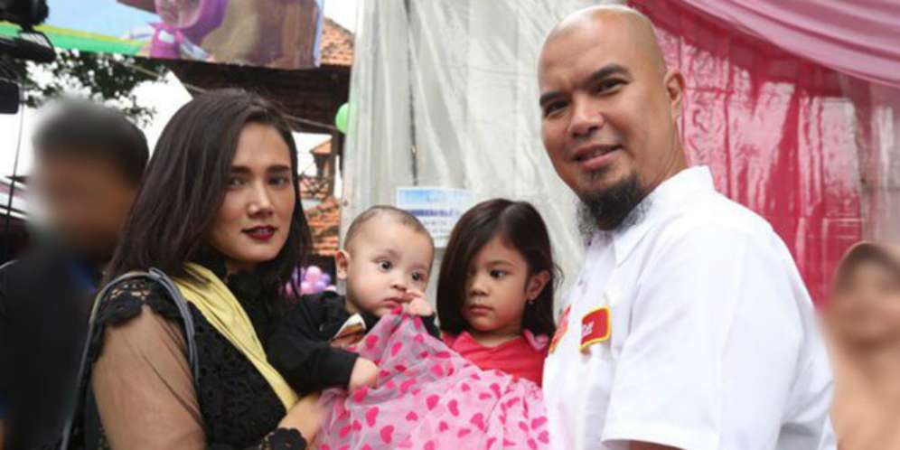 Dhani dan Mulai Duduk Berjarak