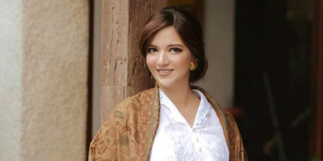 Gaya Mengejutkan Nia Ramadhani Bertemu Fans