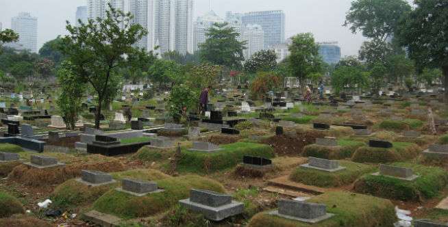 Hanya Mengangguk dan Memberikan Salam