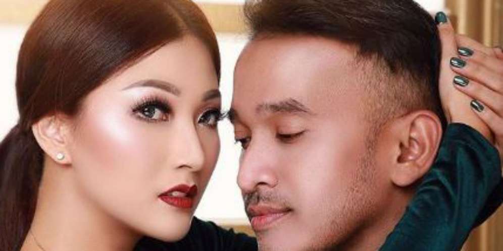 Pangling, Lihat Gaya Sarwendah Dasteran Mejeng di Atas Motor