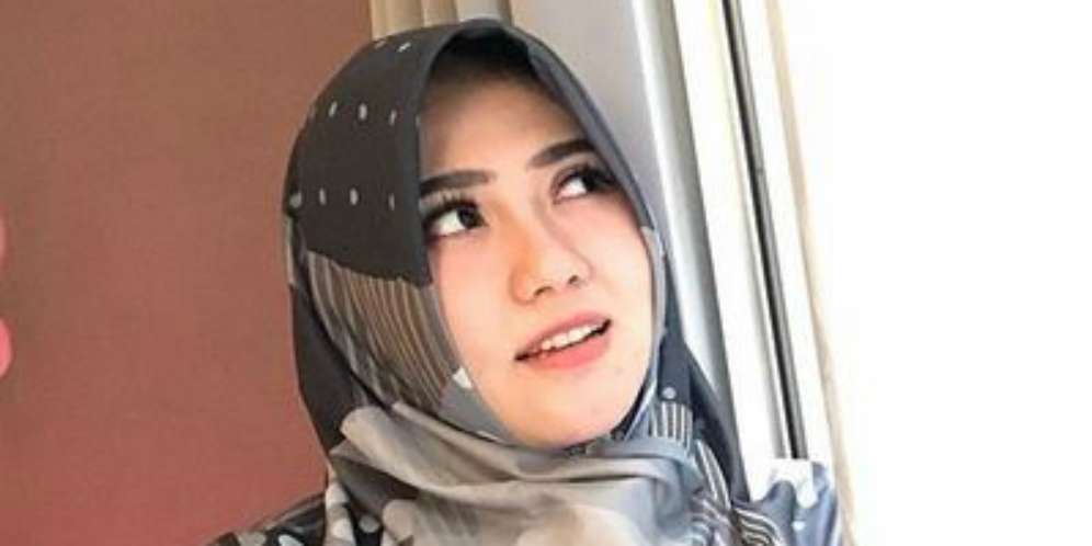 3 Gaya Hijab Via Vallen yang Bikin Adem
