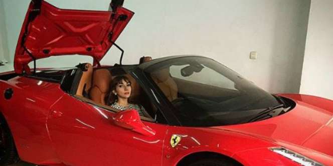 Roro Fitria Sering Pamer Mobil Mewah, Ternyata Hanya Pinjaman?