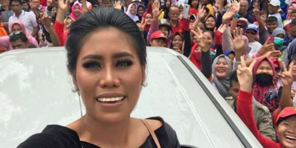 Bikin Gagal Fokus, Lihat Telinga Evi Masamba