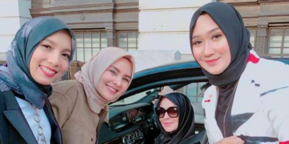 Heboh Lindsay Lohan berhijab, Dibantu Hiijabers Indonesia