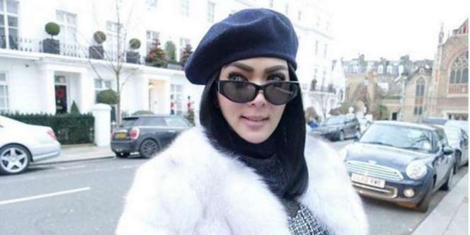 Syahrini Pamer Foto Pakai Gaun, Lihat Bagian Lehernya!