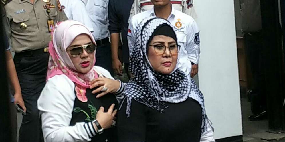 Mengobrol Cuma Lewat Telepon