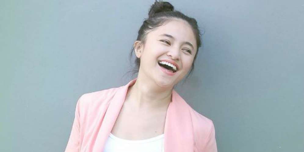 Benarkah yang Pelukan di Bandara Ini Marshanda dan Pacar Baru?